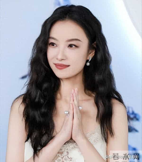 被爆不雅照,与冯绍峰恋爱三年分手,如今37岁靠一段录音再"翻红"