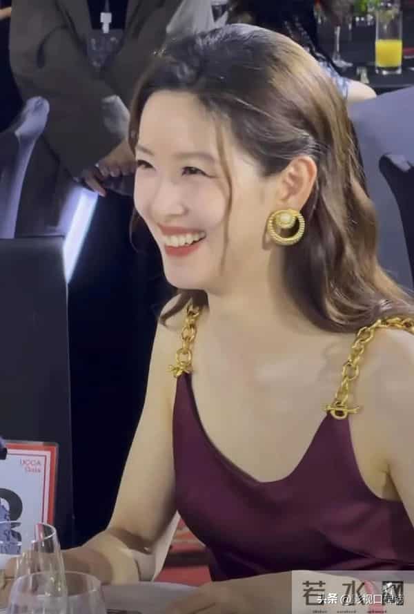 出席艺术晚宴,章泽天穿洒红色裙显成熟,朱珠穿中式外套沉稳大气