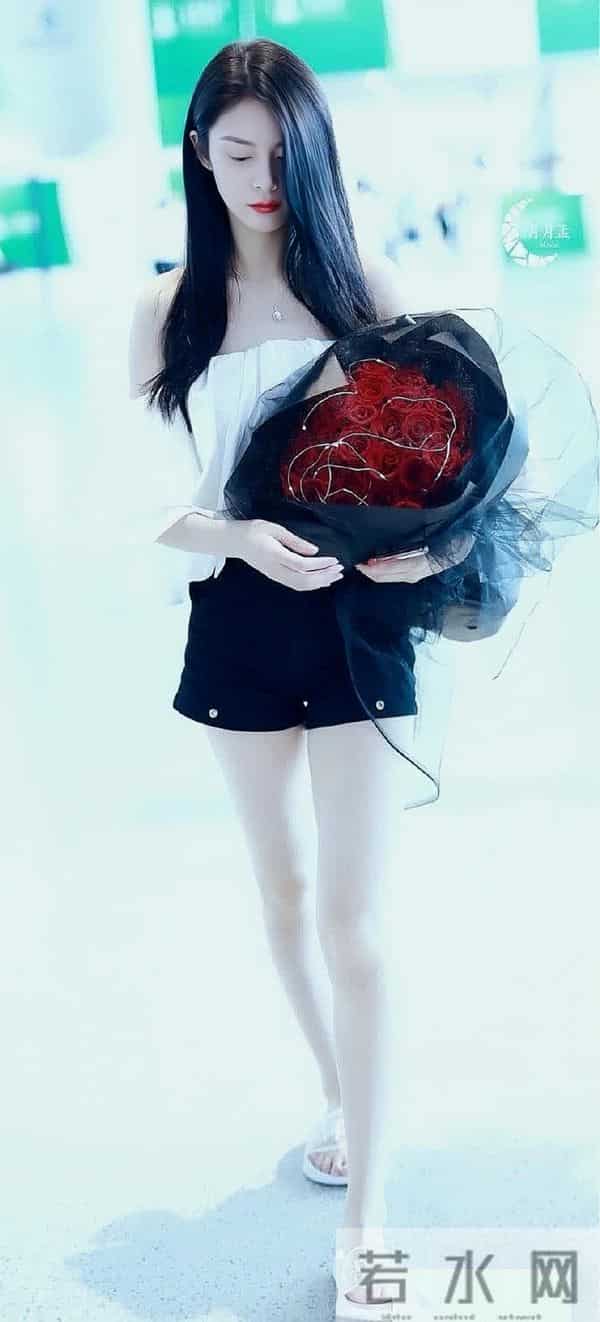 傅菁 光脚丫的样子太性感太迷人了