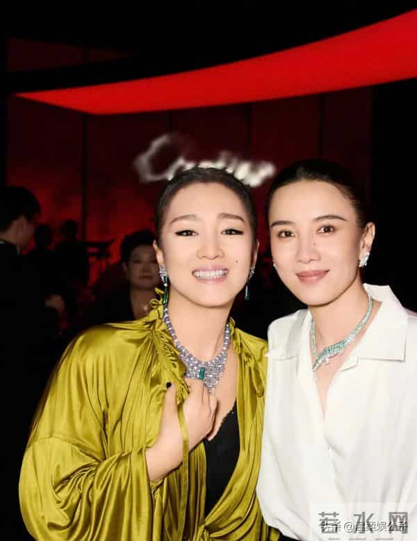 天啊！看到郭晶晶和巩俐合影，才懂什么叫上等相貌，一点不输