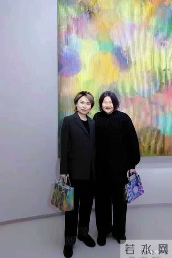 64岁洪晃大变样，瘦了二十斤 背Dior包气质绝，果然人靠衣装马靠鞍