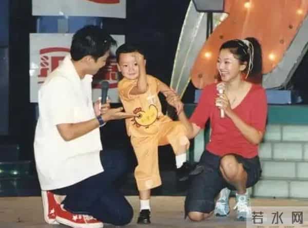 51岁主持人方琼:嫁给电视台领导,21岁儿子不仅长得像她还是学霸