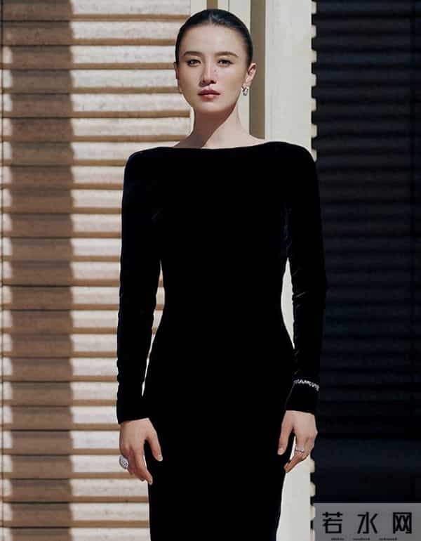 金鸡奖红毯女星争奇斗艳，40多岁姐姐美翻了，20多岁小花还得努力