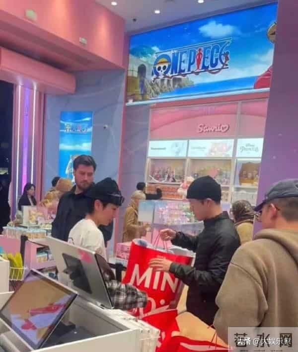 笑到想死！王嘉尔巴黎逛街买日抛内裤！全世界都知道他穿什么尺码