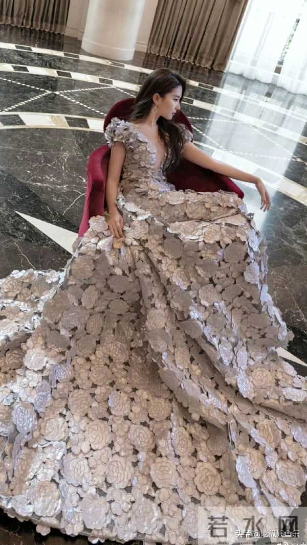 38岁刘亦菲花缀裙裾眼藏清光,把温柔和贵气都穿在身上
