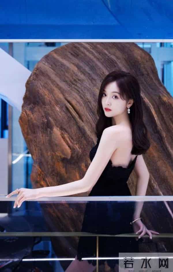 吴宣仪这腿绝了!黑色蕾丝裙+细跟鞋,美腿线条优越到犯规