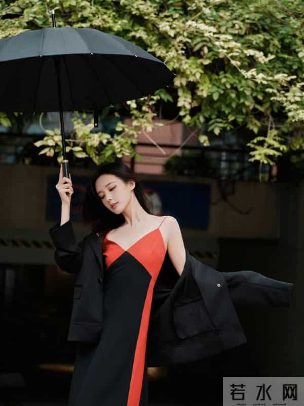 李一桐红黑拼色吊带裙，至臻至简格调，定格优雅迷人瞬间