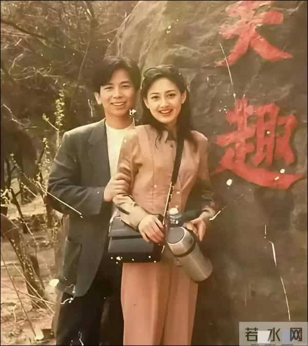 牛莉和她老公年轻时候的照片,在那个没有美颜的年代美成这样!