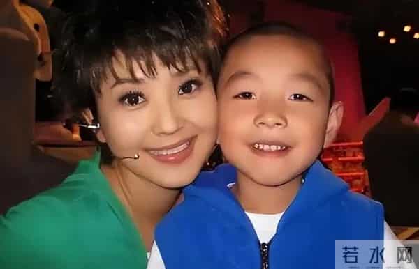 51岁主持人方琼:嫁给电视台领导,21岁儿子不仅长得像她还是学霸