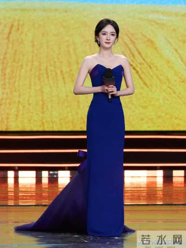 杨幂性感抹胸裙活动生图