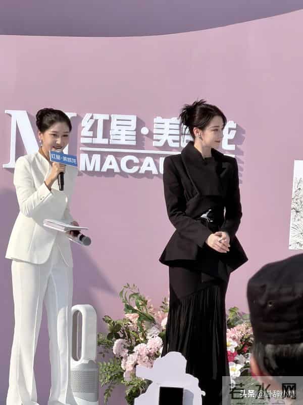 迪丽热巴空降南京活动,这状造绝了 好精致 美得惊为天人 不愧是顶流