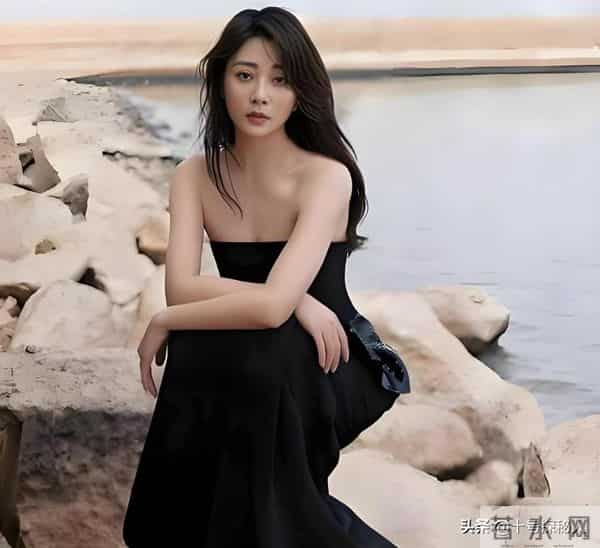 她是演员中的女富豪，多辆豪车轮流开，现在45岁却活得像20岁