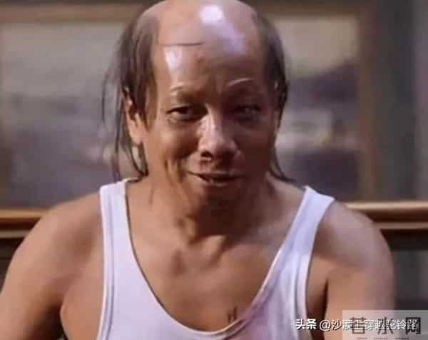 77岁梁小龙和妻子在深圳坐地铁,表情好像没睡醒,看起来没精神气