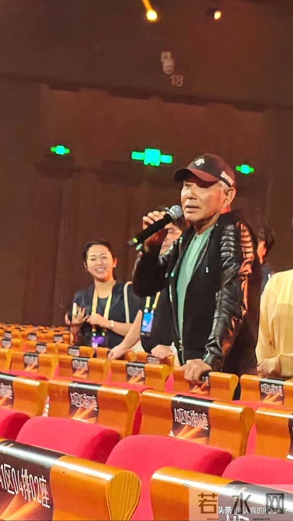 70岁陈道明现身电影节，两鬓斑白戴着棒球帽，穿搭风格酷状态不错