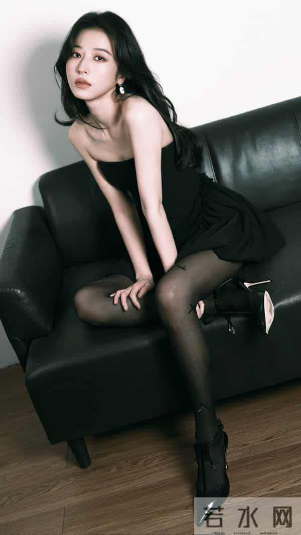 周雨彤,黑色系短裙写真,真的好美