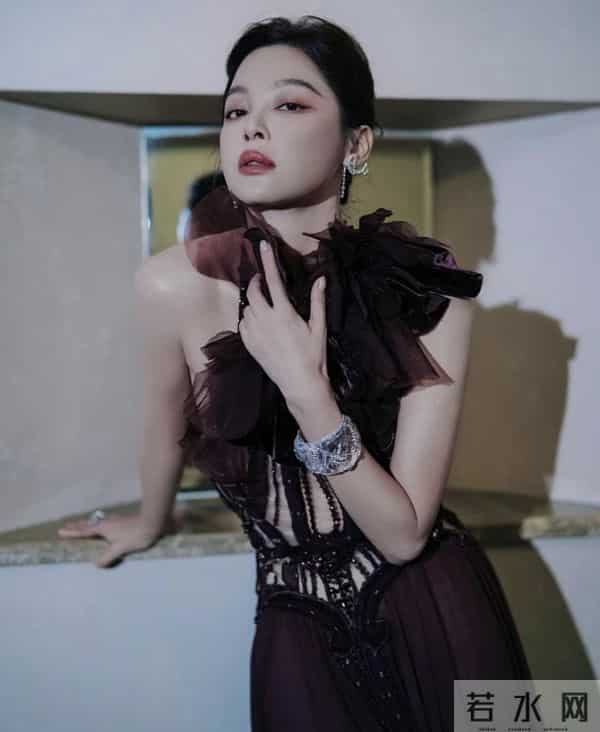 厦门这一夜,美艳四射的辛芷蕾和倪妮,败给了全&39;裹&39;出镜的宁静