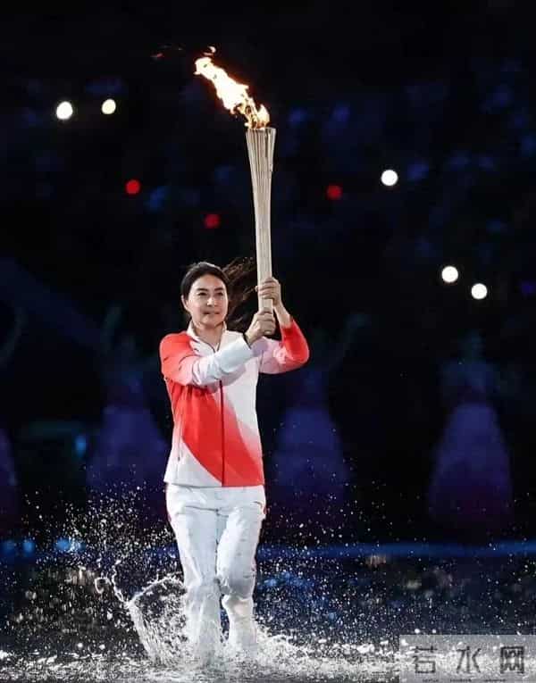 郭晶晶再传喜讯!霍家惊喜不已,阔太圈彻底沉默