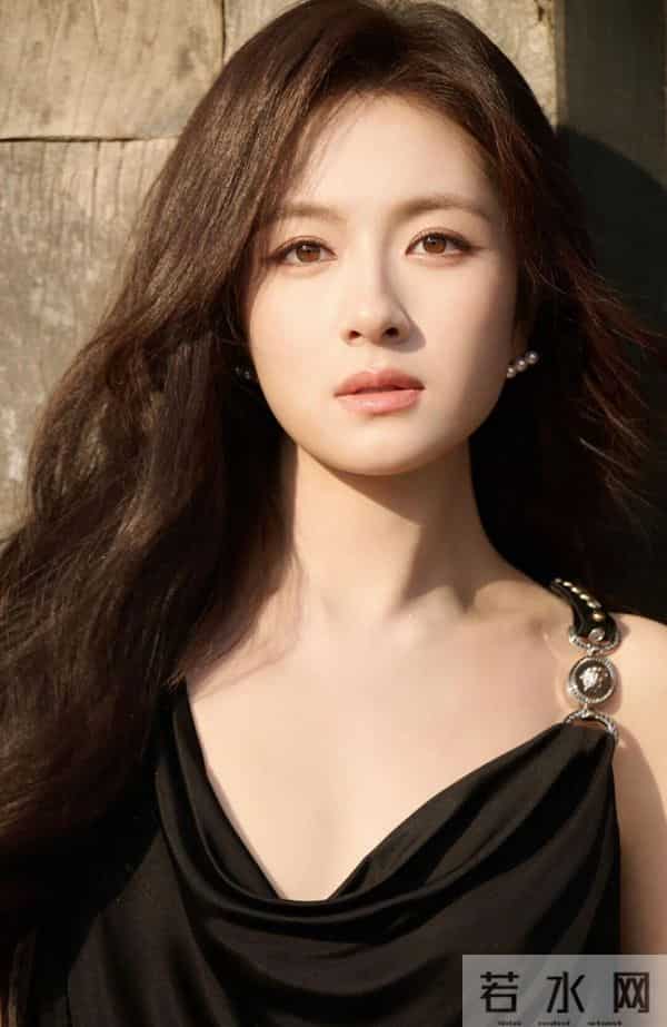 李兰迪穿纯黑吊带裙靠木墙:这 “易碎感贵气”,才是内娱新颜值杀