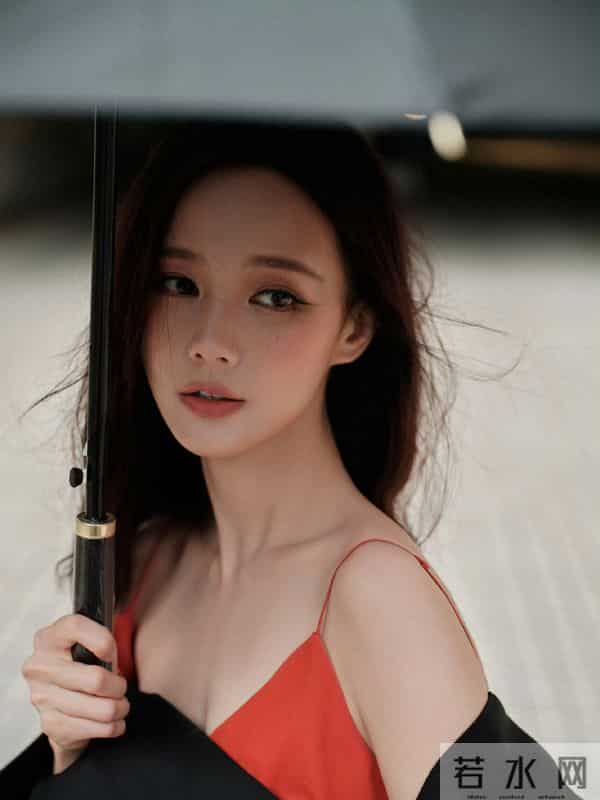 李一桐红黑拼色吊带裙，至臻至简格调，定格优雅迷人瞬间