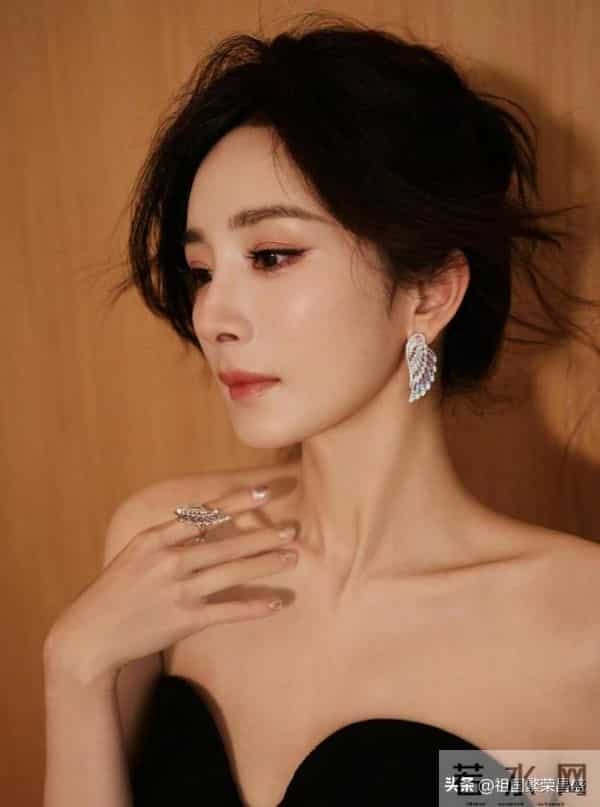 杨幂性感抹胸写真