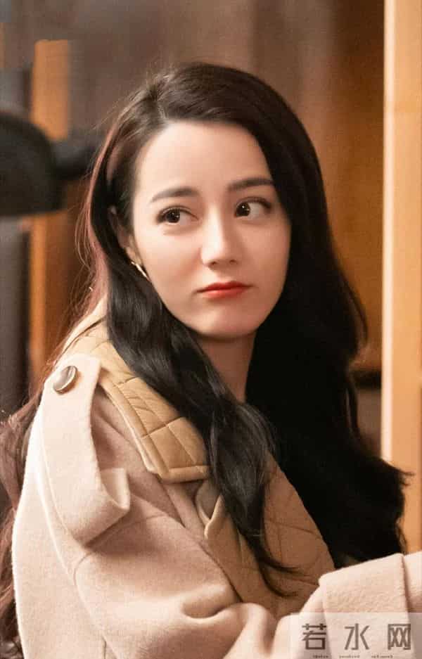 迪丽热巴现身南京!脖子前倾严重依旧在咳嗽,给主持人打伞好暖心