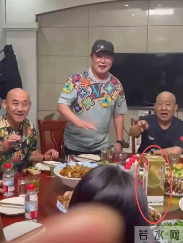 67岁迟志强罕见现身，在杜旭东别墅吃饭，飞天茅台招待