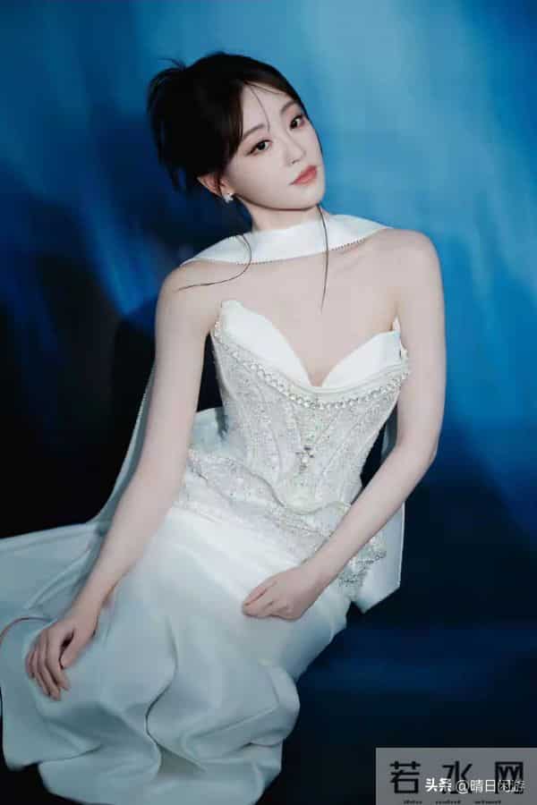 祝绪丹 白白嫩嫩，水水润润，自带发光滤镜！这状态绝了～