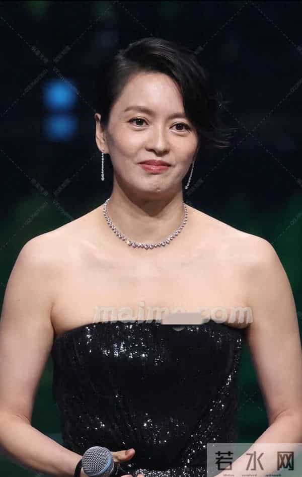 哇,49岁梁咏琪原相机下的状态,也太好看了,看着像20多岁