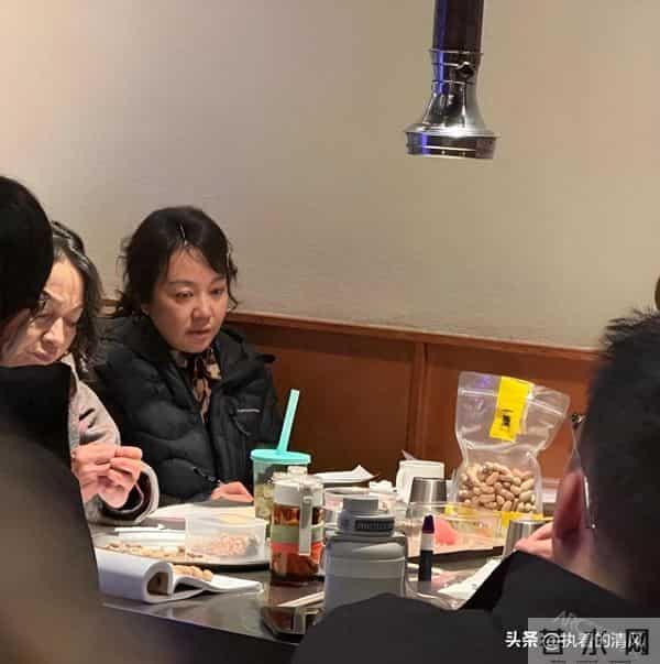 闫妮在沈阳烤肉店,任素汐吐雾抢眼,桌上没肉全是干果!