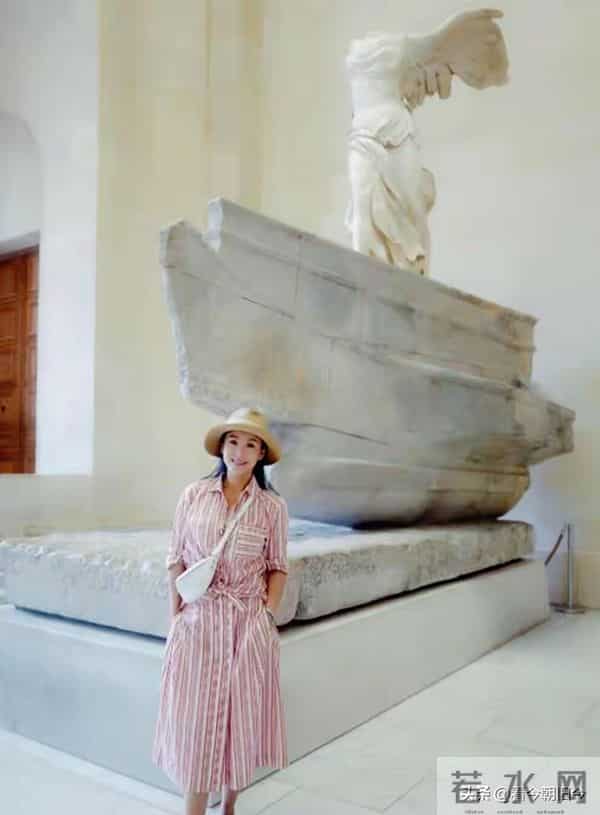 48岁苗圃巴黎晒全家福，67岁富豪老公生图曝光。