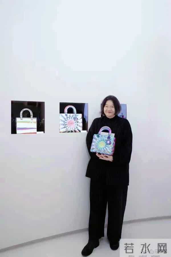 64岁洪晃大变样，瘦了二十斤 背Dior包气质绝，果然人靠衣装马靠鞍