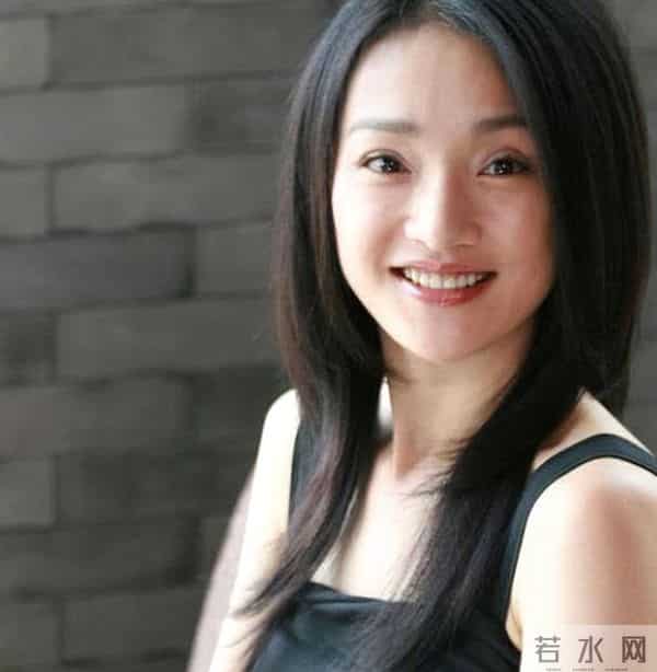 把男人当"玩具"?51岁"无人敢娶"的周迅,走上了另一条道路