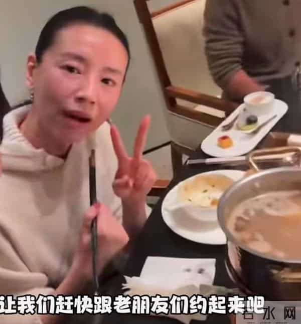 董洁和圈内好友聚餐,一人一瓶茅台显壕气!董洁脸色通红疑喝高!