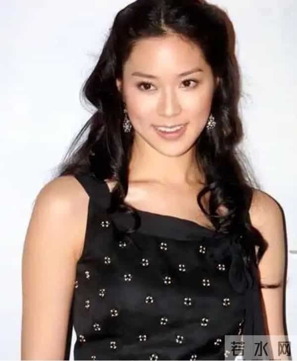 她14岁就长得“倾国倾城”，被富豪花7亿娶回家，8年生下4个娃