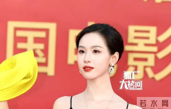 精修图VS生图：关晓彤膀大腰圆，倪妮老气了不少，辛芷蕾选错裙子