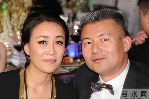 被爆家丑2个月后，58岁那英凭2个动作，实现口碑逆转