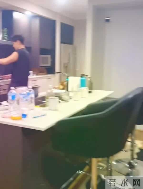 陈乔恩和老公澳洲度假!住大别墅一手端锅一手夹肉,还去参观母校