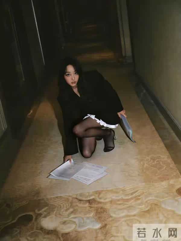 蒋梦婕 “西装杀” 杀疯了!甜酷黑丝造型又纯又欲,职场姐姐的穿搭