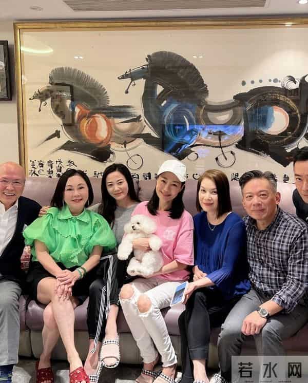 54岁的前TVB女星的近况曝光，现在和富豪男朋友感情非常稳定