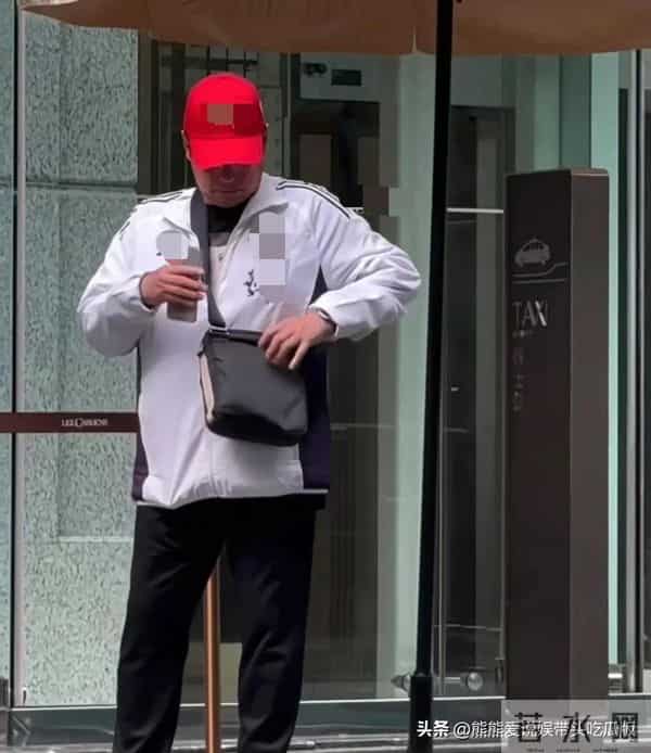 75岁谭咏麟在香港街头等出租车,他的打扮朴素,身形臃肿