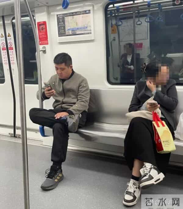 回旋镖砸中自己?张雪峰也没想到,一场演唱会让多年恩爱成了笑话