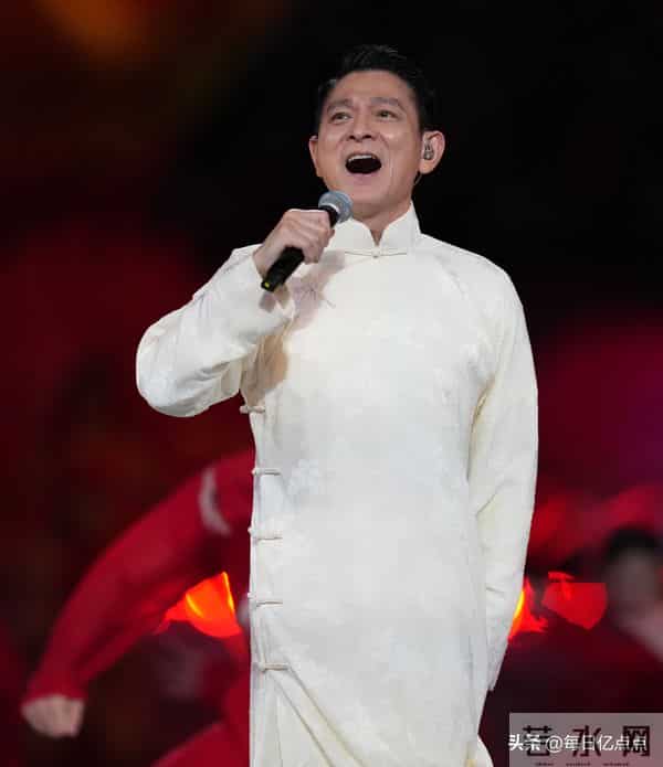 央媒转发刘德华全运会表演，捐款过亿零绯闻，难怪红了40年！