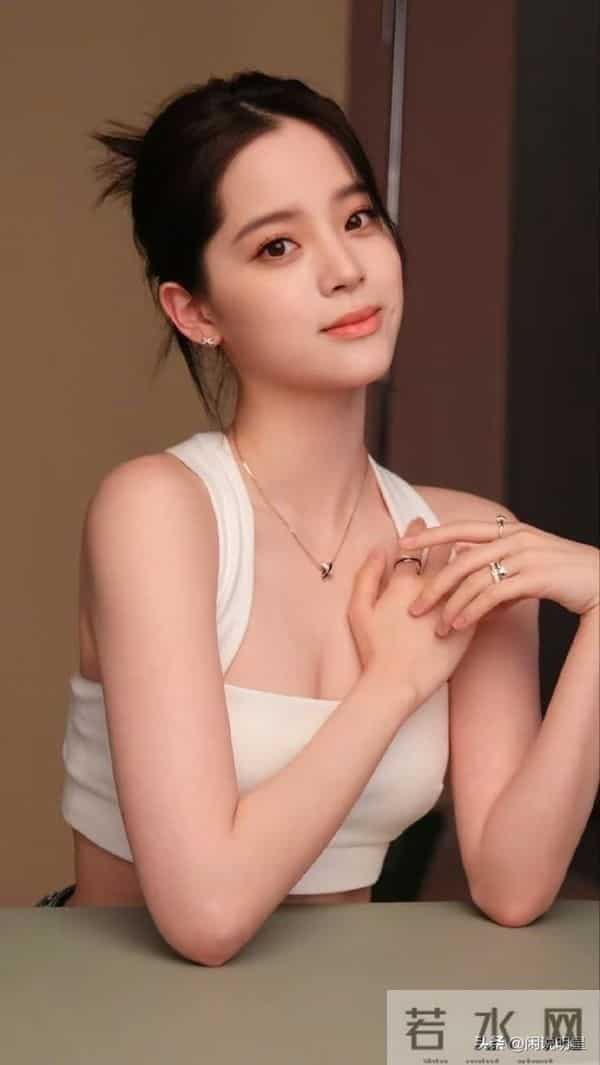 欧阳娜娜—珍藏性感照：从“少女”到“纯欲”！这组图太顶了