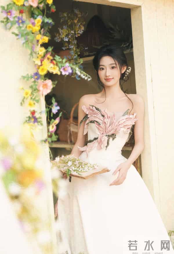 白裙缀着粉瓣似的褶皱,浸在满院花簇的软光里