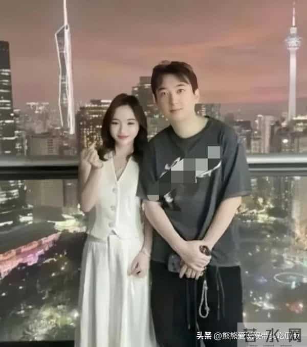 36岁王思聪在马来西亚和美女喝酒玩乐,穿衣打扮土气,不像有钱人