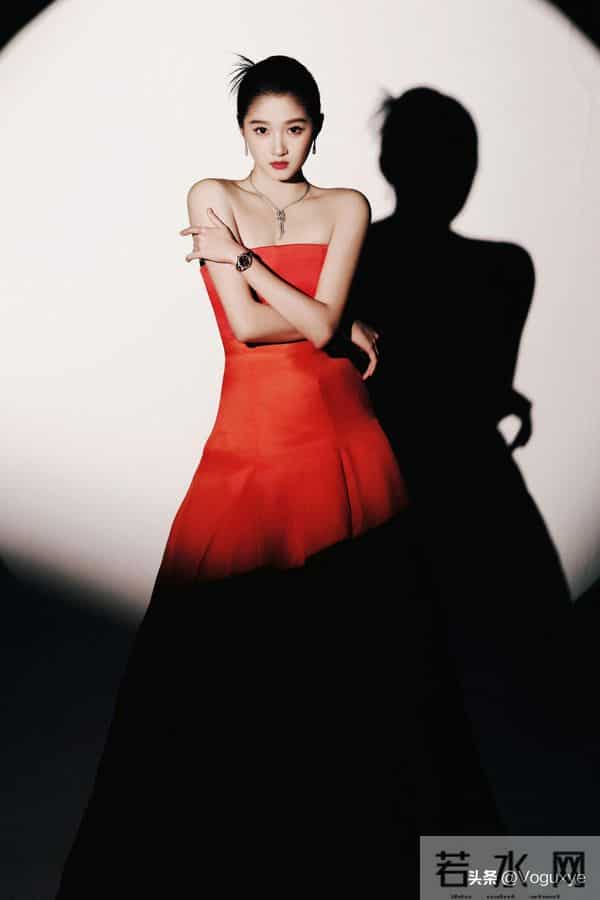 关晓彤到底什么时候可以放弃肩颈线条