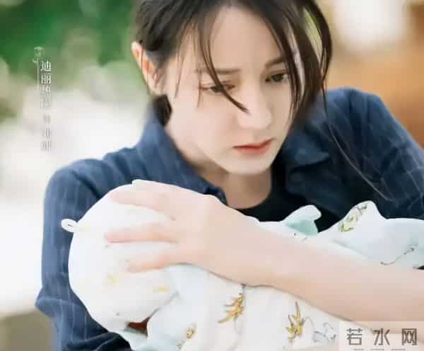 迪丽热巴现身南京!脖子前倾严重依旧在咳嗽,给主持人打伞好暖心