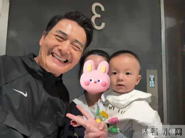 70岁周润发“逆生长”！染黑发刮胡子胖20斤 梦回上海滩 小孩看呆了