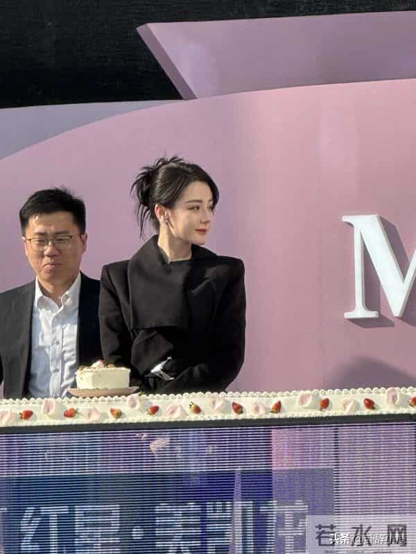 迪丽热巴空降南京活动,这状造绝了 好精致 美得惊为天人 不愧是顶流