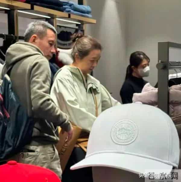 56岁江珊和老公逛街,背超大购物袋满头白发,田小洁耐心陪伴